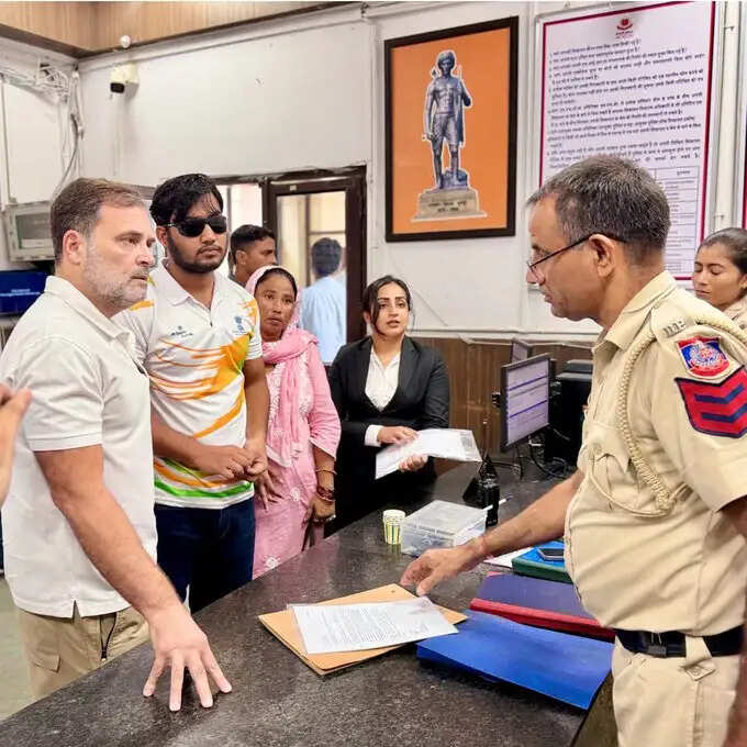 घायल छात्र के पक्ष में राहुल गांधी डीसीपी कार्यालय के बाहर धरने पर बैठे, एफआईआर दर्ज करन की मांग
