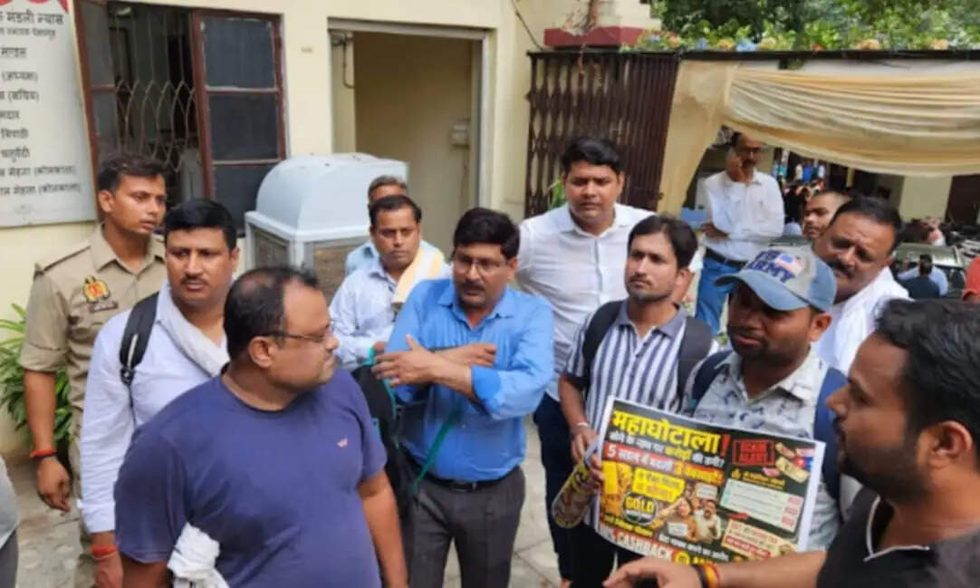 ज्वेलर्स कंपनी के वर्षगांठ कार्यक्रम में निवेशकों ने किया हंगामा,कंपनी के लोगों को पुलिस ने लिया हिरासत में