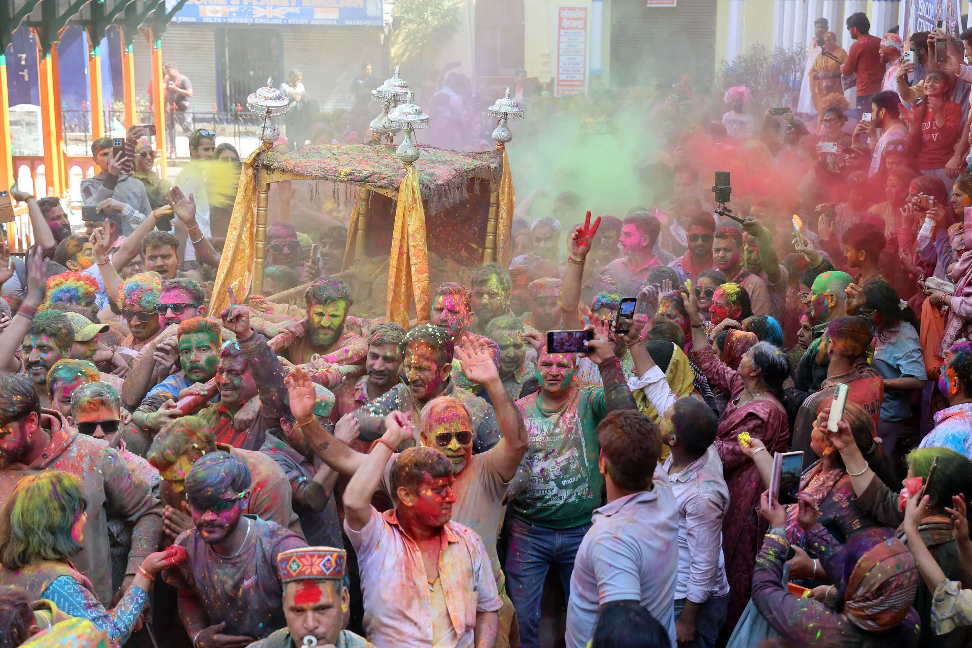 मंडी की गलियों में खूब उड़ा अबीर-गुलाल, माधोराय की पालकी निकलने के साथ ही खत्म हुआ होली का जश्न