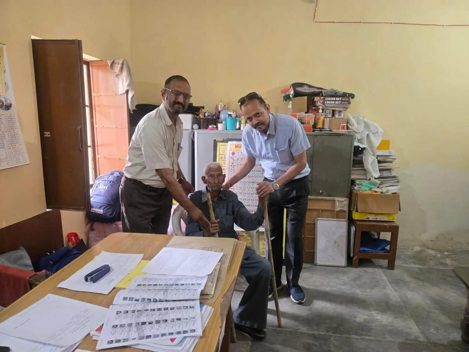 हिमाचल पंचायत चुनाव: दूसरे चरण में रिकॉर्ड 80 फीसदी मतदान, शतकवीर मतदातों ने जीता दिल