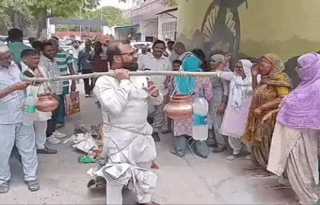 सोनीपत: मटकाें में गंदा पानी और कूड़ा लेकर निगम पहुंचे पार्षद प्रतिनिधि, किया रोष प्रदर्शन
