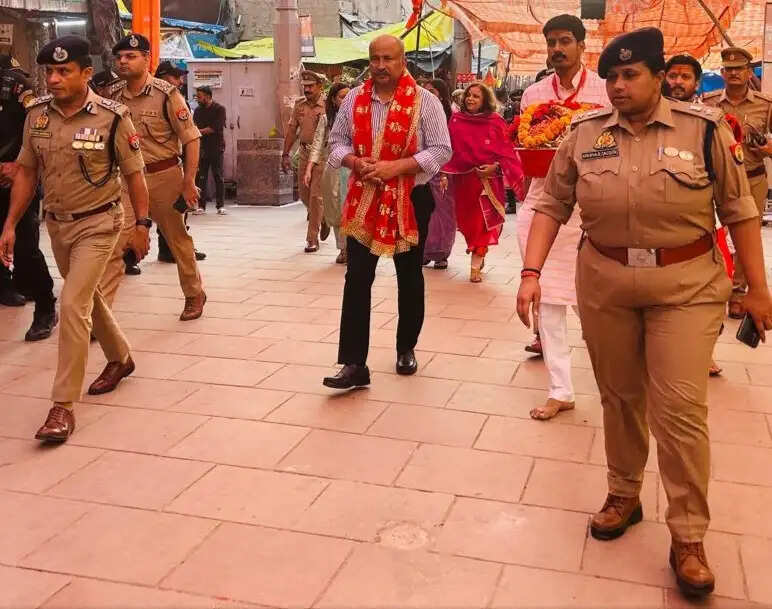नवरात्र में विंध्यधाम पहुंचे यूपी डीजीपी, मां के दर्शन के बाद गौ तस्करी पर कसा शिकंजा