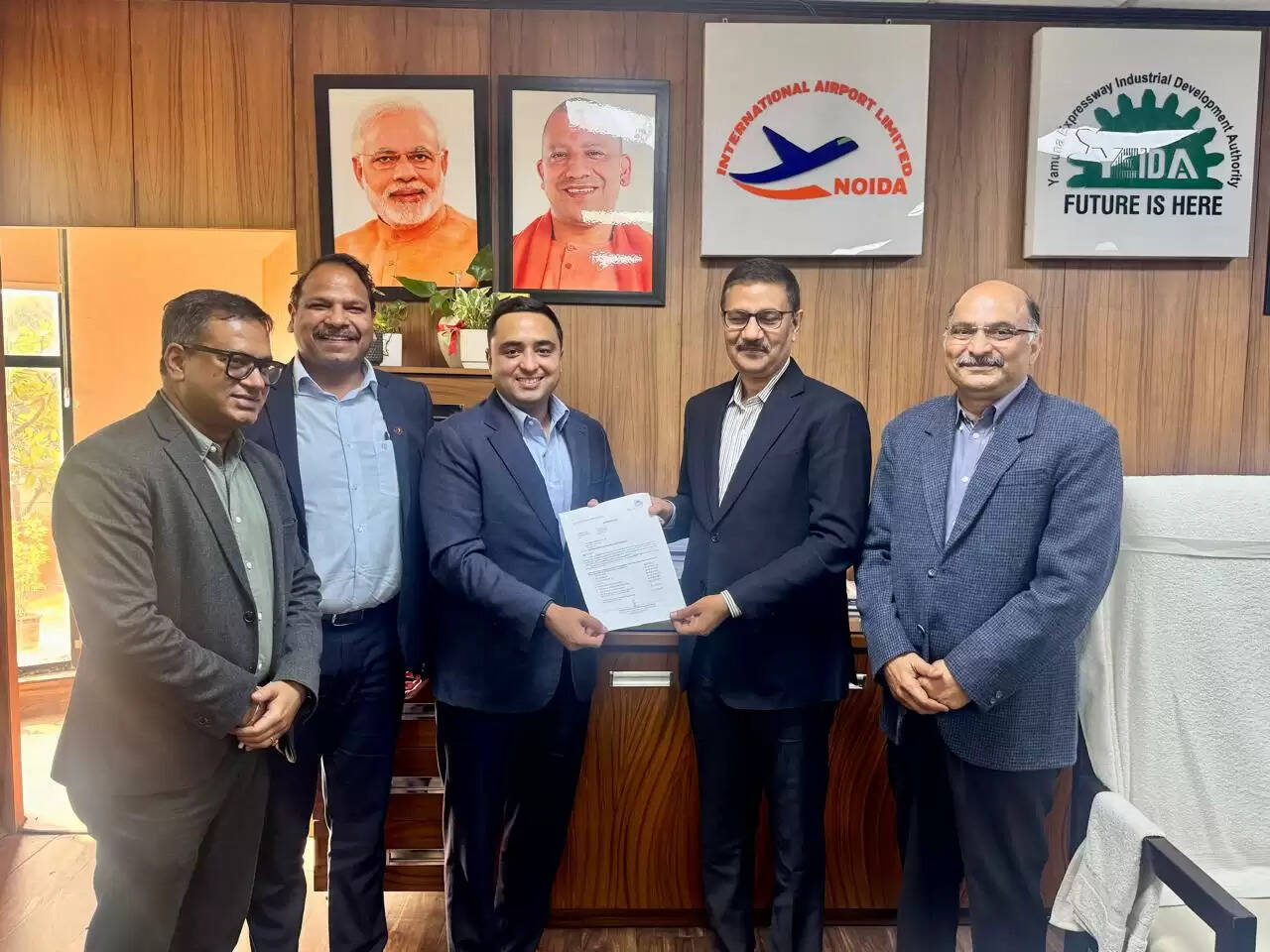 यमुना प्राधिकरण के सीईओ ने मिंडा कारपोरेशन को सौंपा 23 एकड़ भूखंड का आवंटन पत्र