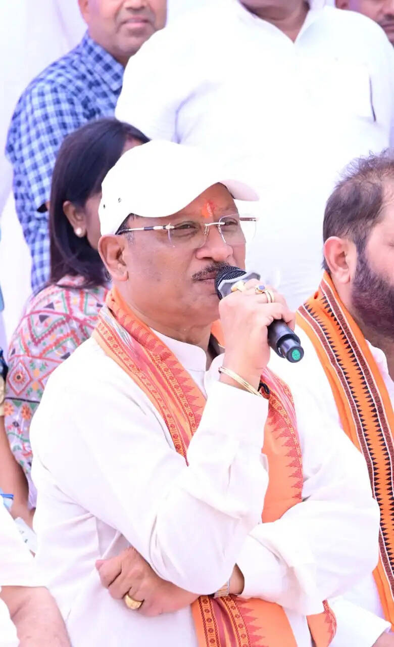 अंबिकापुर : जब सिलमा गांव में अचानक उतरा मुख्यमंत्री साय का हेलीकॉप्टर और राजेश की आंखों में आ गई चमक