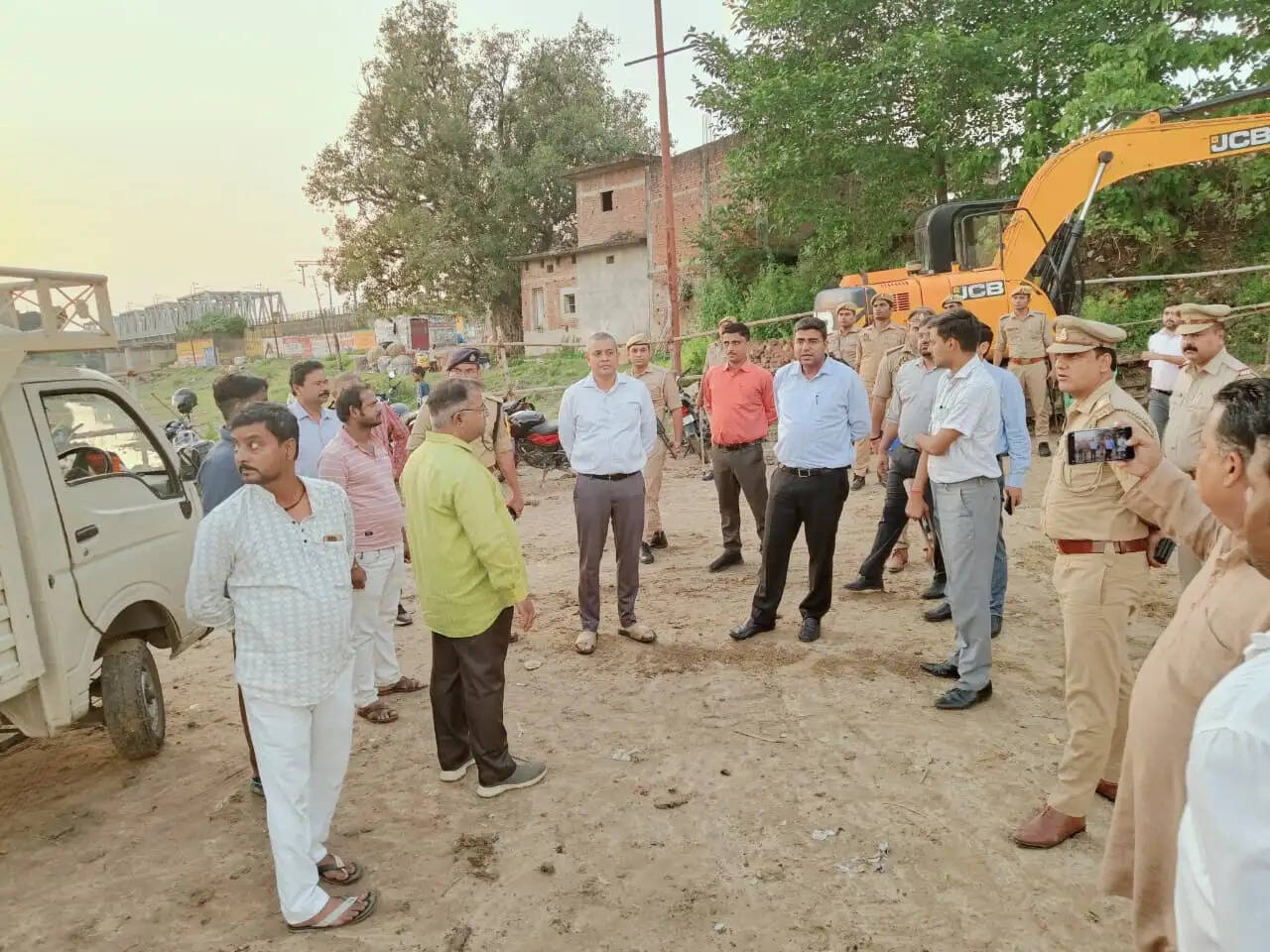 गोरखपुर : गणेश प्रतिमा पंडालों में सुरक्षा व्यवस्था का जिलाधिकारी-एसएसपी ने लिया जायजा
