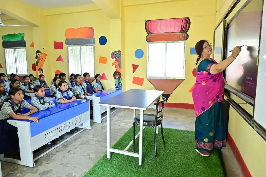 पूसीरे ने मालीगांव रेलवे उच्चतर माध्यमिक विद्यालय में बुनियादी ढांचे को बेहतर बनाया