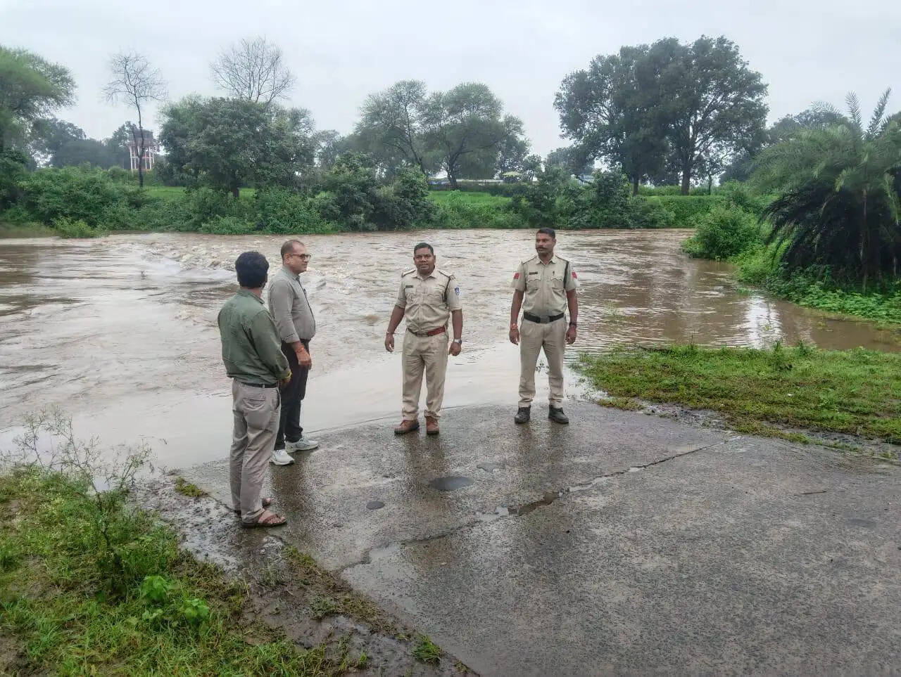 अनूपपुर: नदी-नाले उफान पर, पुल-रपटों पर पानी, गांवों का टूटा संपर्क, अबतक 3 इंच बारिश