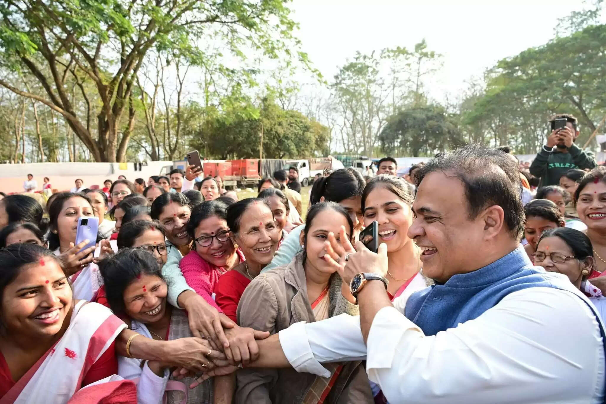 मुख्यमंत्री ने की हाजो–सुवालकुची की 31,190 उद्यमी महिलाओं को एमएमयूए चेक वितरण की शुरुआत