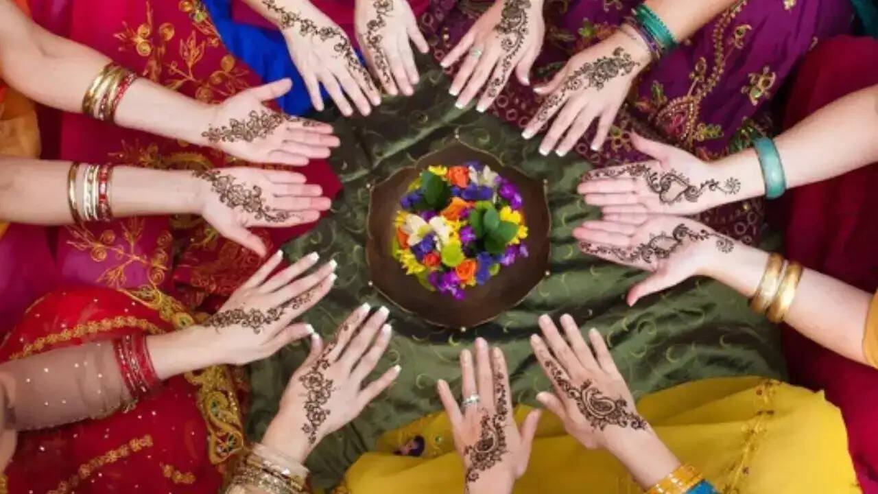 सिंजारे पर गणगौर के हाथों पर लगाई मेहंदी