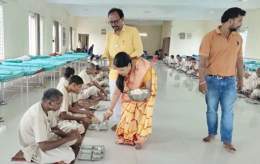 अपना घर आश्रम में 45 निराश्रिताें को कराया भोजन