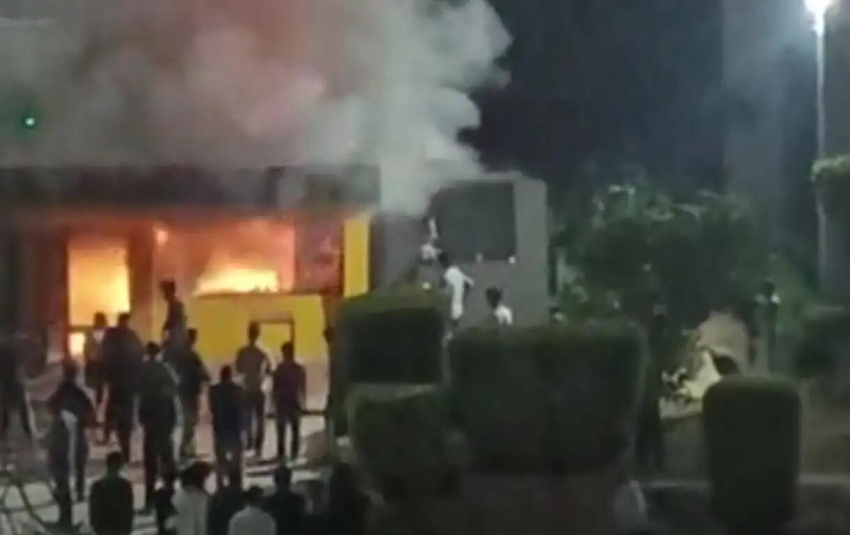 पानीपत: गीता यूनिवर्सिटी की कैंटीन में लगी भीषण आग में कुक का हाथ झुलसा।