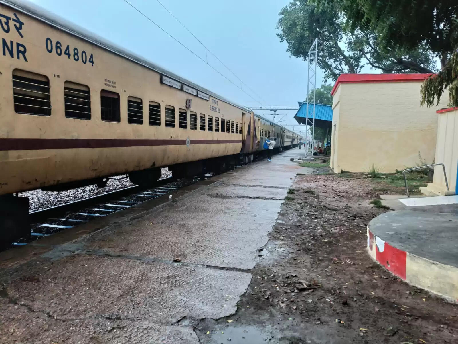 ऊंचाहार एक्सप्रेस कंचौसी रेलवे स्टेशन पर दो घंटे की देरी से पहुंची