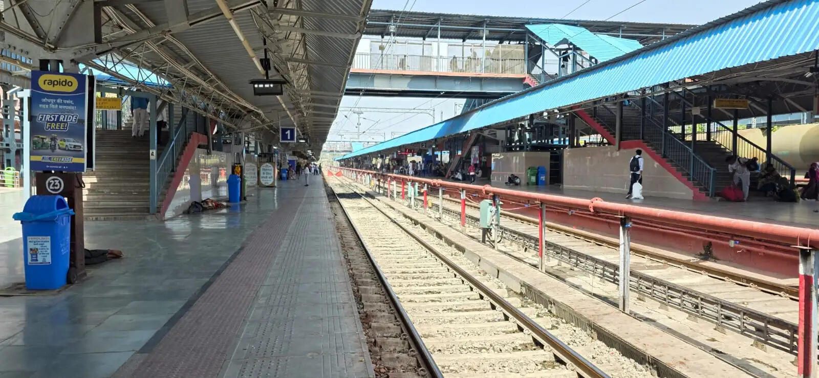 पटरी पार करने, पायदान पर लटकने और बंद फाटक पार करने से बचें