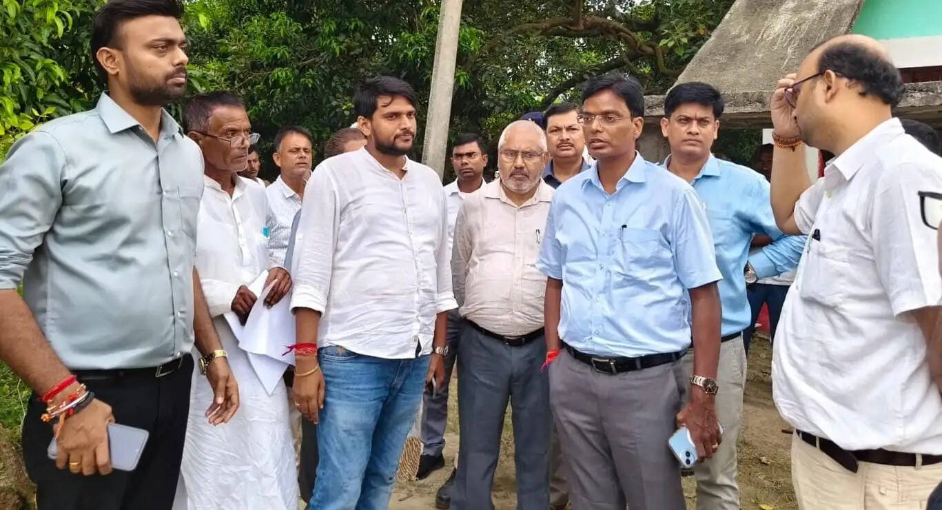 केंद्रीय विद्यालय के लिए भूमि चयन को लेकर डीएम ने बेनीपुर में किया स्थल निरीक्षण