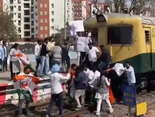 युवा कांग्रेस अध्यक्ष की गिरफ्तारी के विरोध में कार्यकर्ताओं ने रोकी रेल