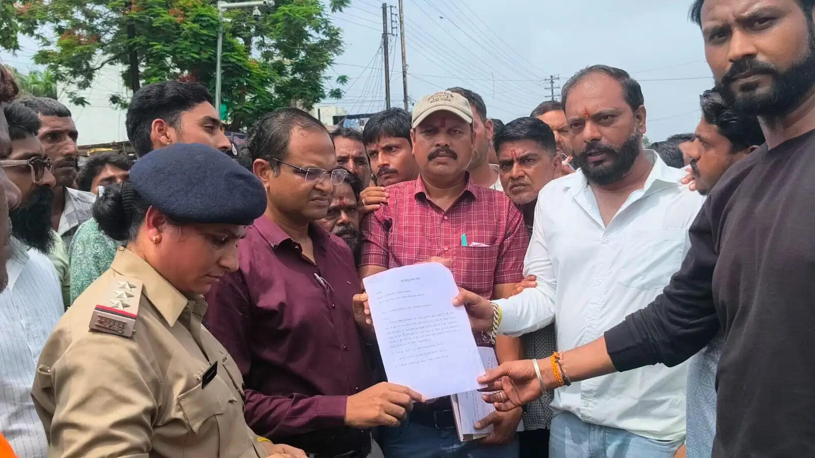 आगरमालवाः घरों में घुसकर महिलाओं से मारपीट के मामले में हाईवे पर चक्काजाम