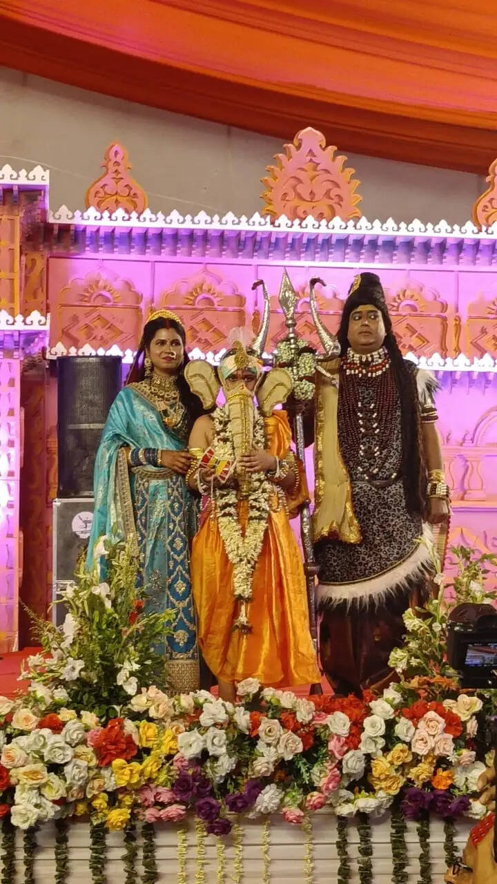 माता-पिता की सेवा करने वाली संतान को मिलती है जीवन में सुख और समृद्धि : प्रदीप मिश्रा