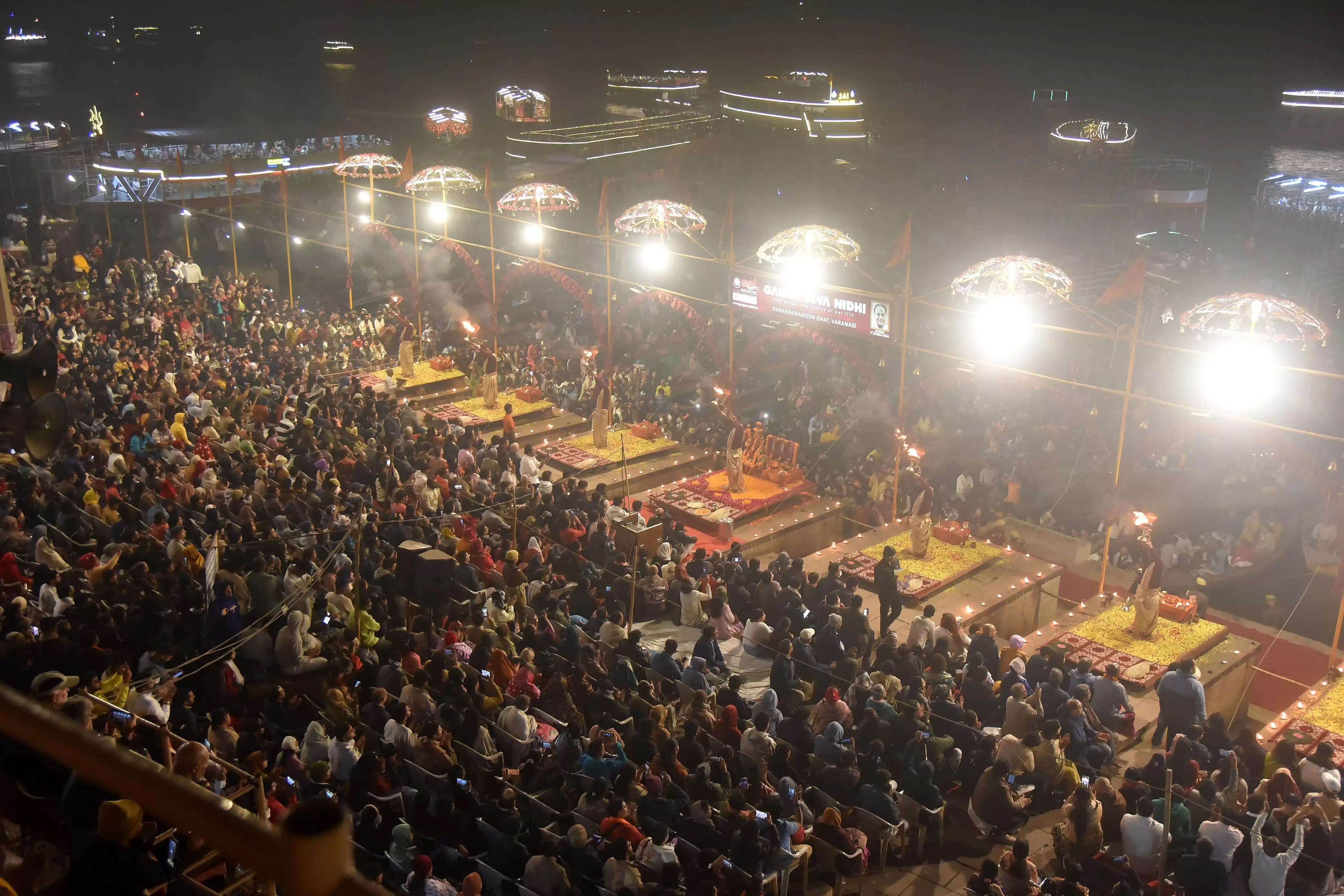 भारत के मुख्य न्यायाधीश सूर्यकांत और इलाहाबाद हाई कोर्ट के मुख्य न्यायाधीश ने काशी में देखी भव्य गंगा आरती