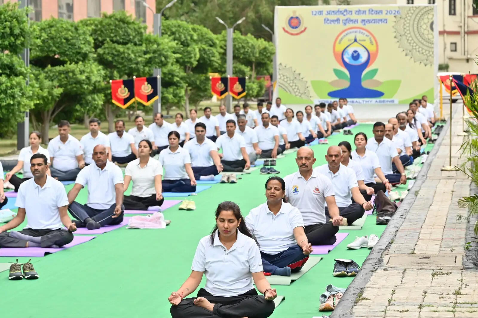 अंतरराष्ट्रीय योग दिवस: दिल्ली पुलिस मुख्यालय में हजारों पुलिसकर्मियों ने किया योग, फिट और तनावमुक्त रहने का लिया संकल्प