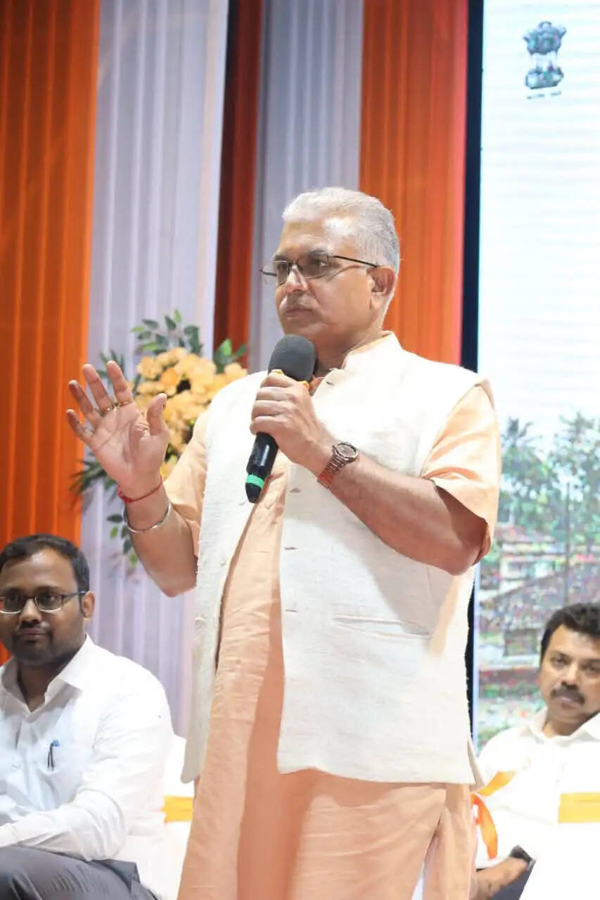 मंत्री दिलीप घोष ने लिया ग्रामीण विकास योजनाओं के क्रियान्वयन जायजा