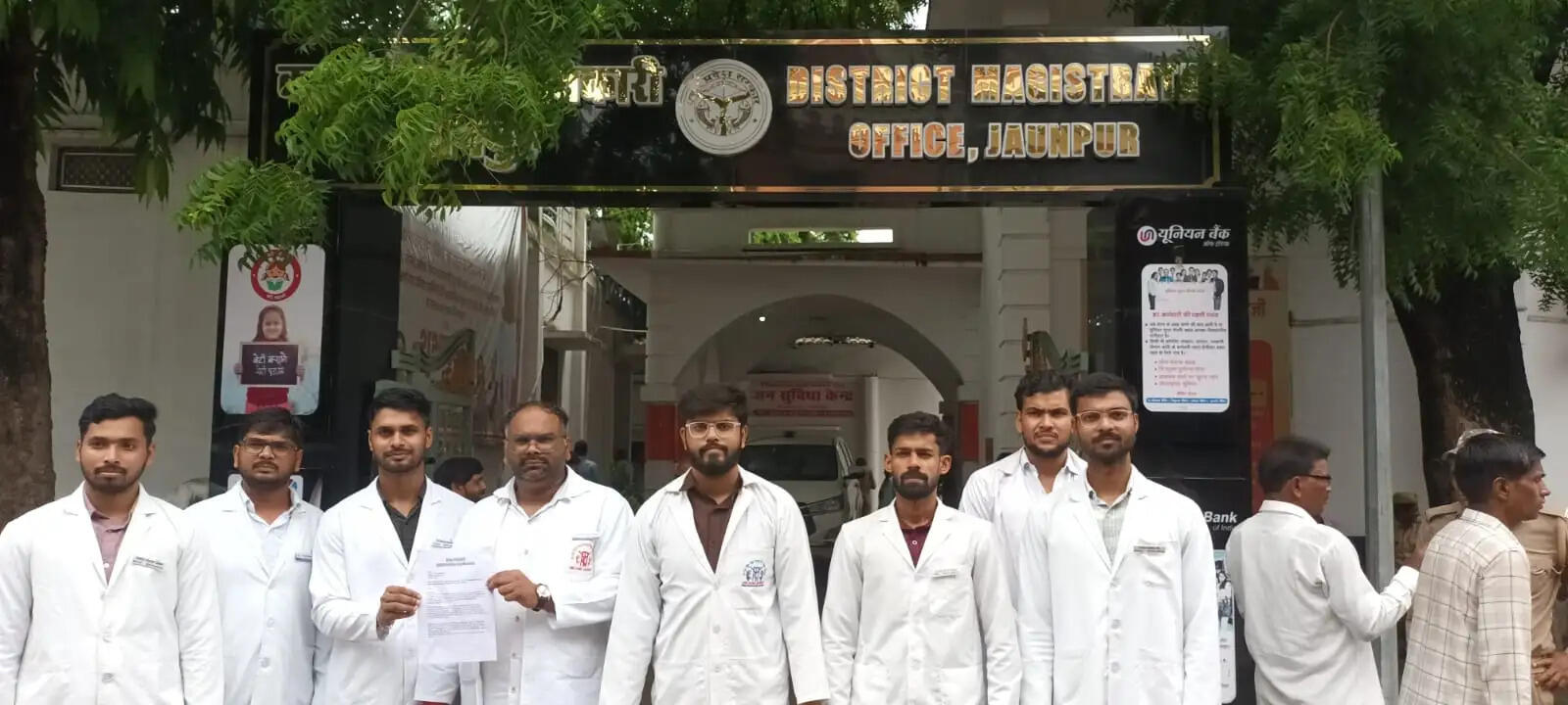 जौनपुर में एमबीबीएस इंटर्न ने स्टाइपेंड बढ़ाने की मांग उठाई, जिलाधिकारी को सौंपा ज्ञापन