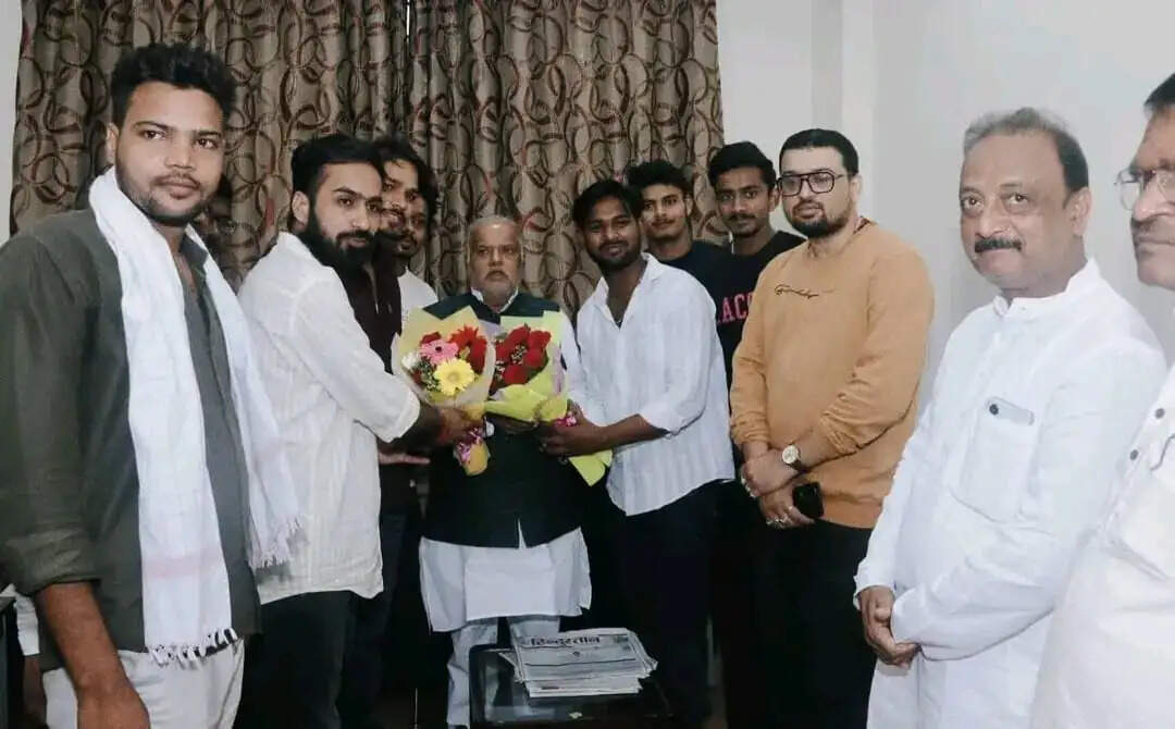 बिहार के मंत्री श्रवण कुमार ने बीएचयू के विद्यार्थियों और शिक्षकों से की मुलाकात