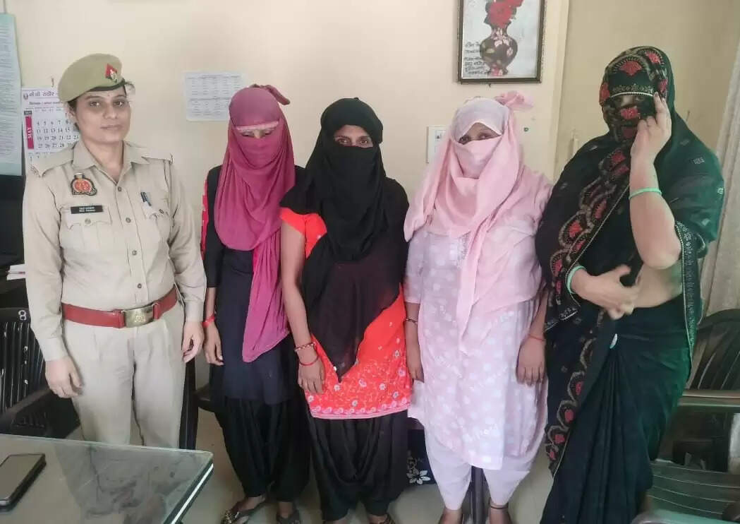 कमरे के भीतर चल रहा था जिस्म का सौदा, नवाबगंज पुलिस की छापेमारी में खुला राज