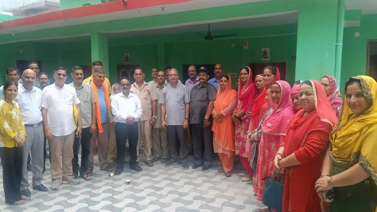 सुनील शर्मा बिट्टू ने बाड़ी फरनोल में सुनीं जनसमस्याएं
