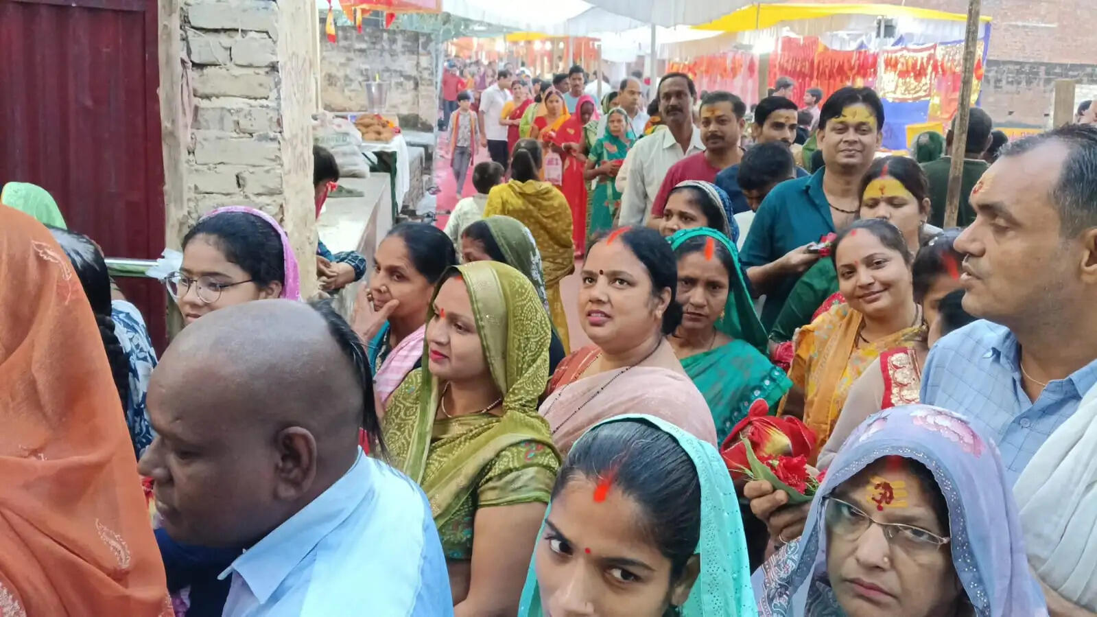 शारदीय नवरात्र : पहले दिन बाबा विश्वनाथ की नगरी देवी मय,मातृशक्ति आराधना में लीन,शैलपुत्री के दरबार में श्रद्धालुओं का सैलाब उमड़ रहा