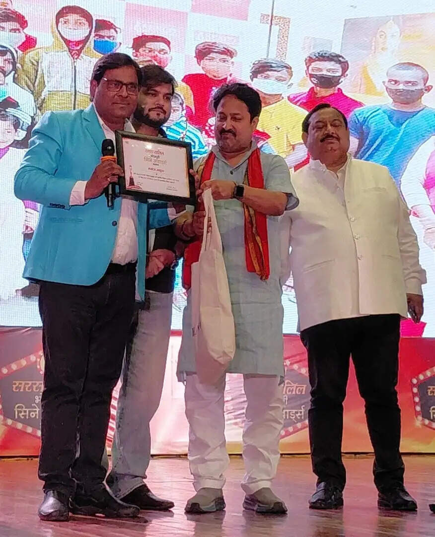 दुलहिनिया नाच नचावे’ के लिए मनोज भावुक को बेस्ट लिरिसिस्ट अवॉर्ड