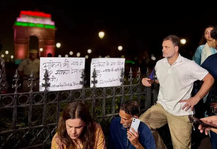 अंकिता भंडारी के परिवार से मिले राहुल और प्रियंका गांधी, निष्पक्ष न्याय की मांग