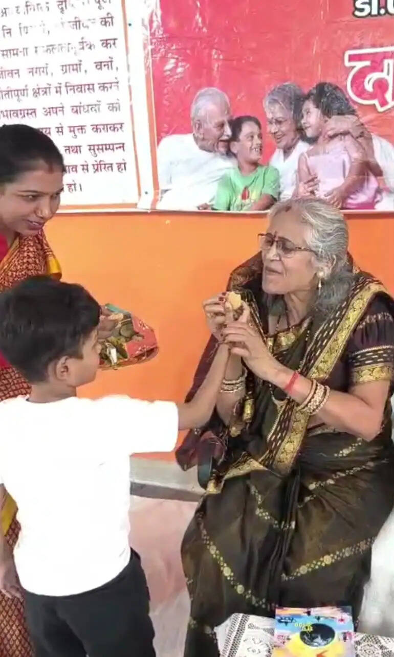 सरस्वती शिशु विद्या मंदिर में दादा-दादी, नाना-नानी सम्मान समारोह आयोजित