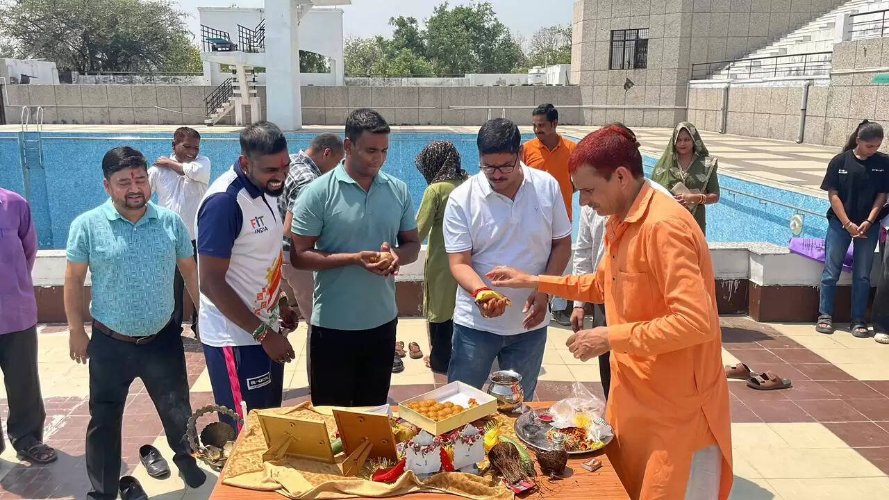 शारीरिक और मानसिक स्वास्थ्य के लिए बेहद लाभकारी है तैराकी : डॉ. श्रवण कुमार यादव