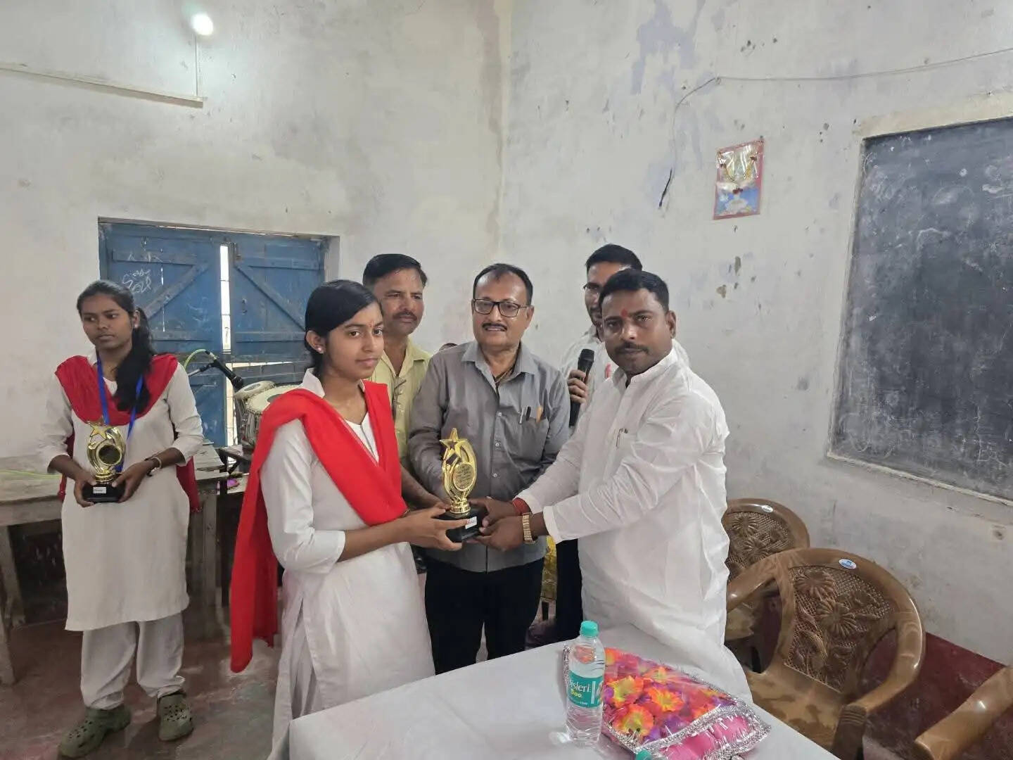 समारोह आयोजित कर द्विजेदनी के जिला के टॉपर को किया गया सम्मानित