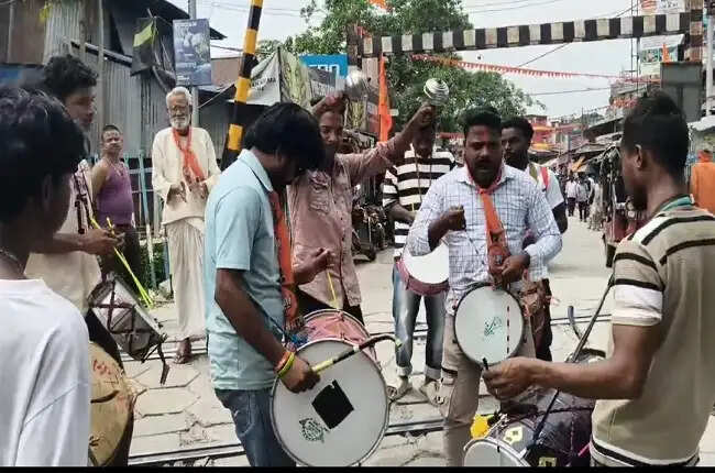 चुनाव 26 : भाजपा उम्मीदवार दुर्गा मुर्मू ने बैंड पार्टी संग किया प्रचार