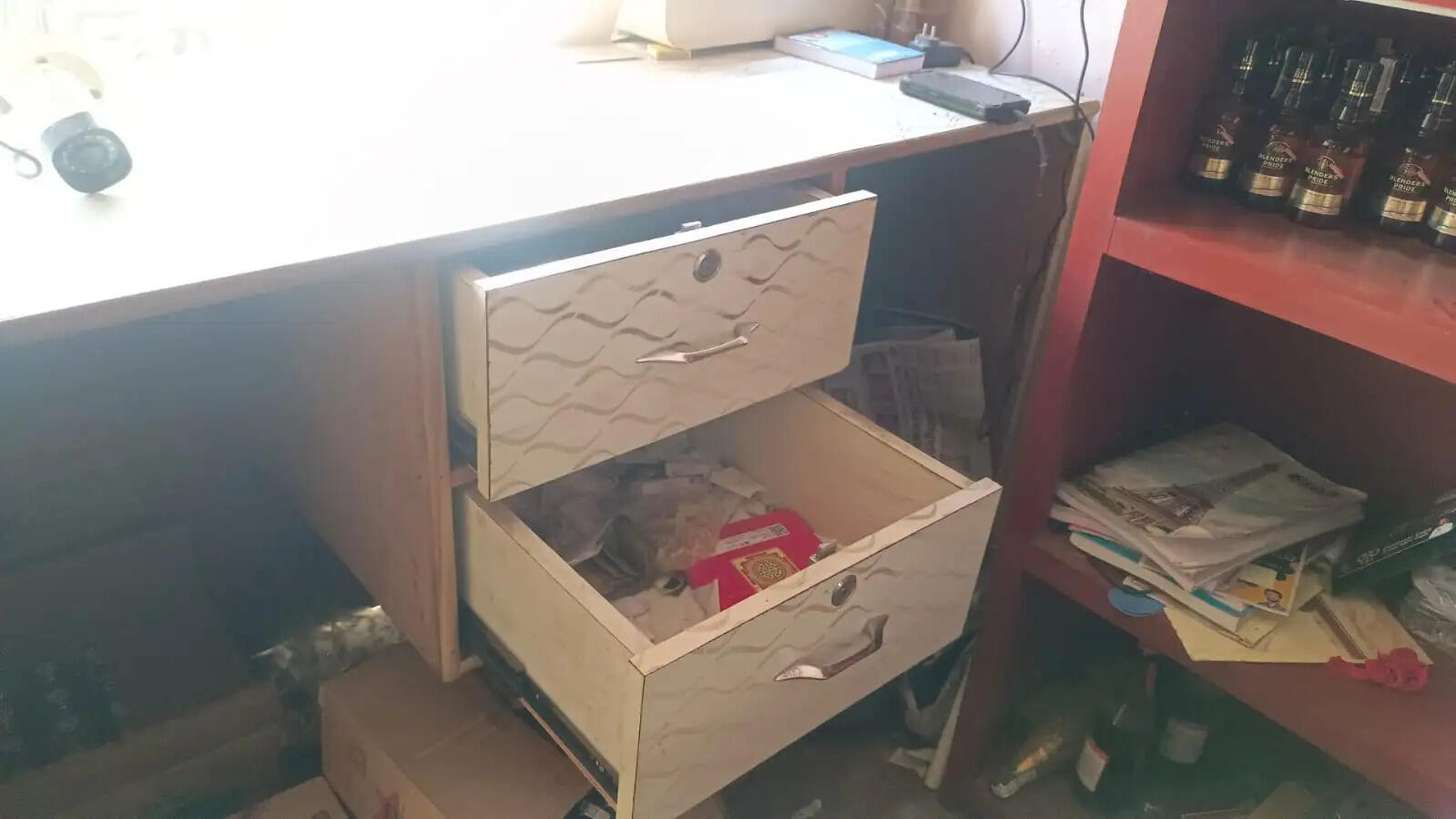 चोरों ने शराब दुकान का शटर काटकर नगदी और बोतलें चुराई