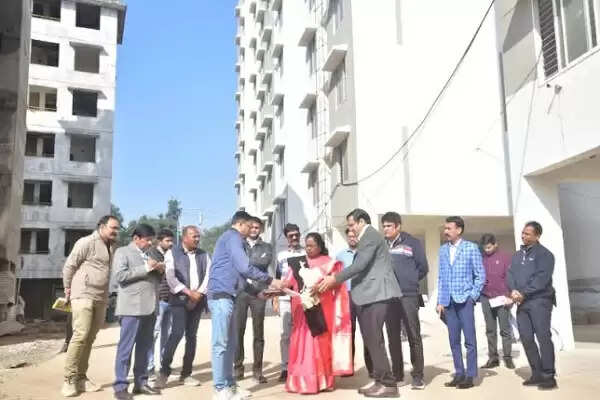 निर्माणाधीन प्रधानमंत्री आवास योजना का निरीक्षण करने पहुंची महामौर मालती राय