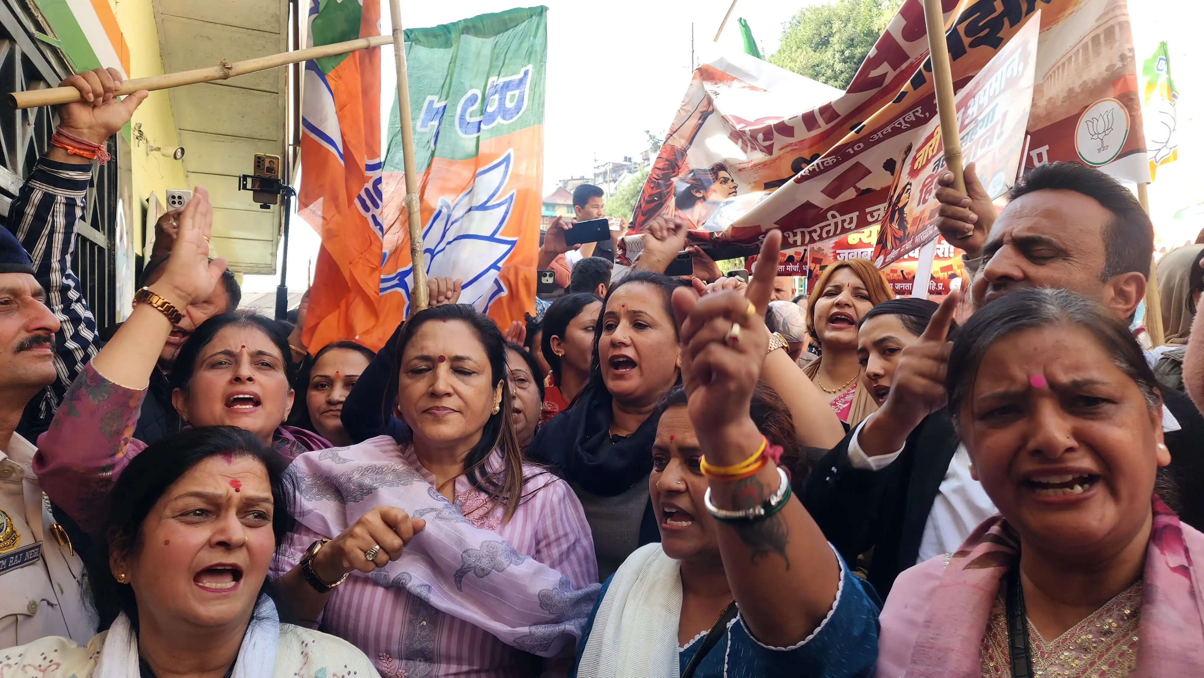 कांग्रेस सांसद पर आरोपों को लेकर शिमला में भाजपा महिला मोर्चा का प्रदर्शन, पुतले फूंके