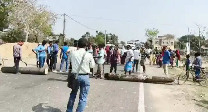 सिद्धू कान्हू मूर्ति तोड़ने पर जनजातियों ने किया पथावरोध