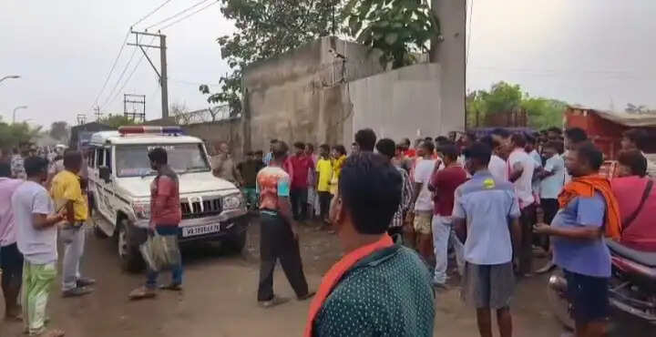 बागबंदी कालीपहाड़ी की फैक्ट्री में करंट लगने से मजदूर की मौत, मुआवजे की मांग को लेकर प्रदर्शन