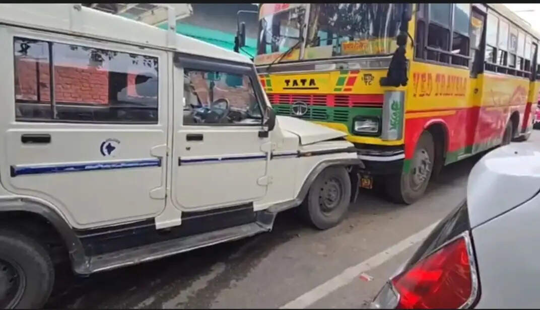 धर्मशाला में निजी बस और जीप के बीच टक्कर, पांच घायल