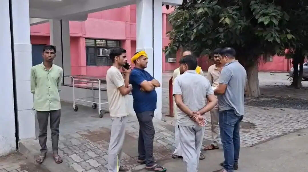 बागपत में श्रद्धालुओं की बस पर पलटा ईंटों से भरा ट्रक, 9 घायल