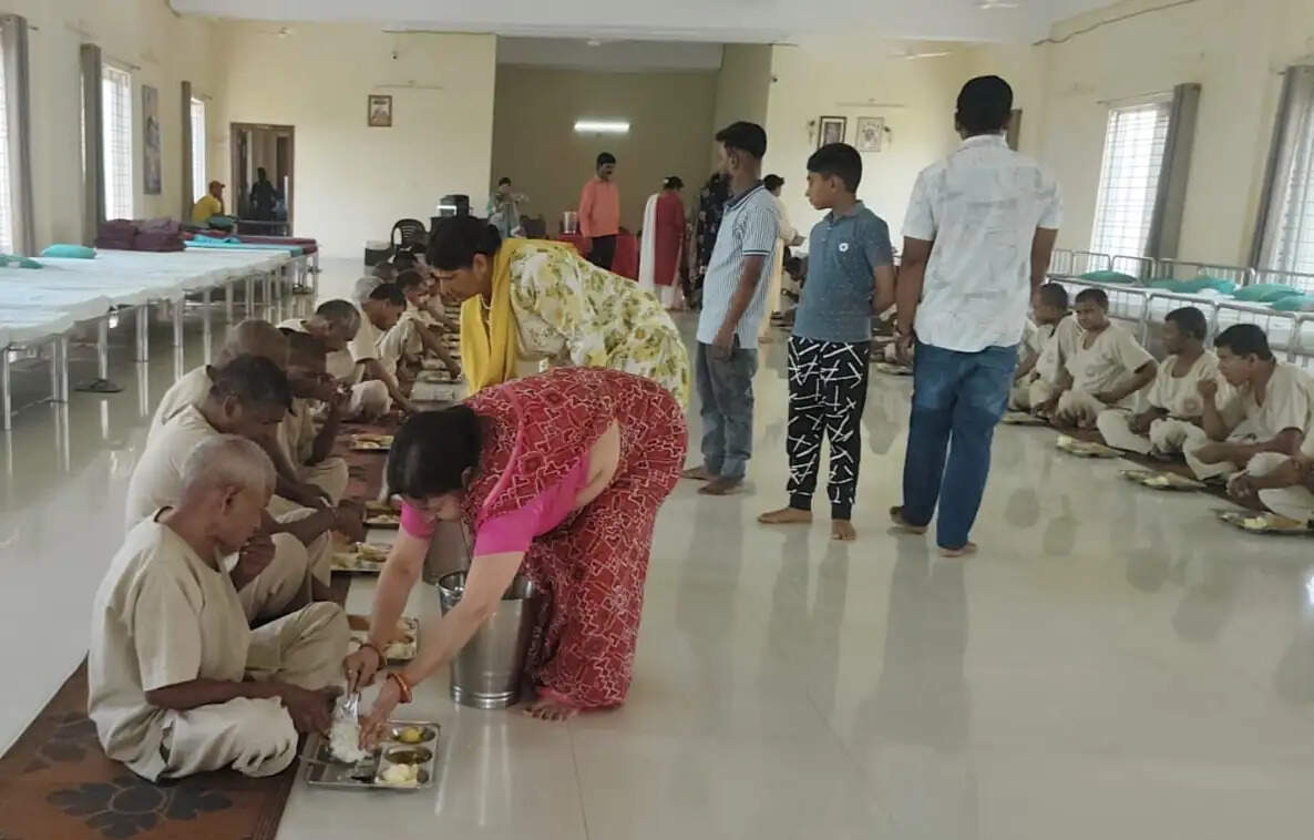 आश्रम में दिव्यांग निराश्रितों को कराया गया भोजन