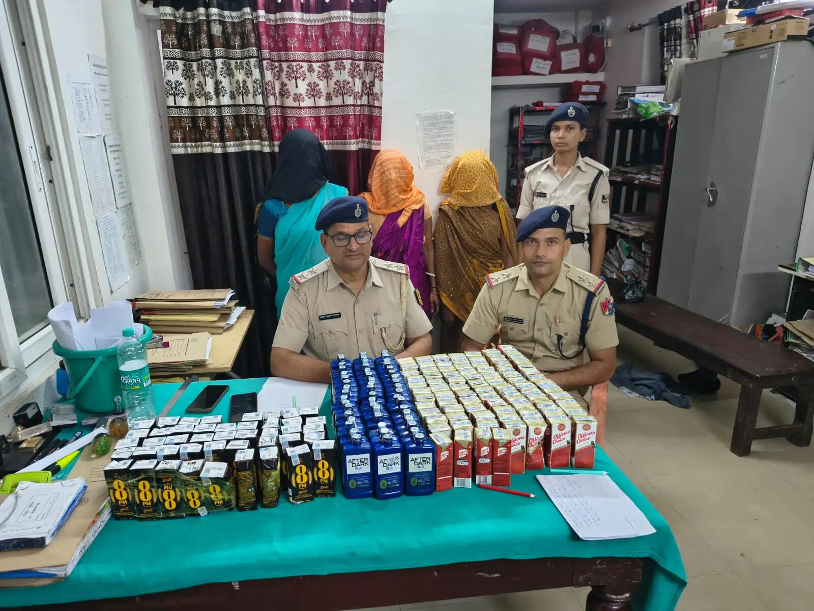 अमृतसर-हावड़ा मेल से 32.94 लीटर शराब के साथ तीन महिला तस्कर गिरफ्तार