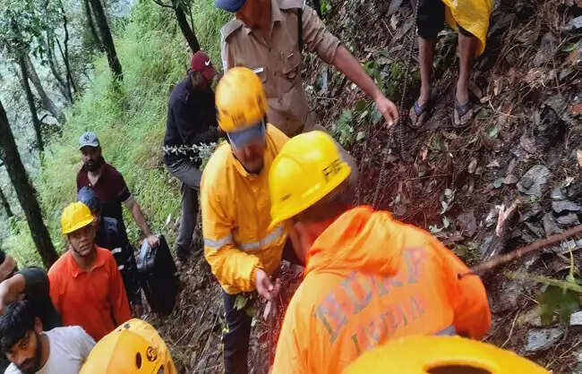 (अपडेट) नैनीताल में टेंपो ट्रैवलर खाई में गिरा, तीन की मौत, 19 घायल