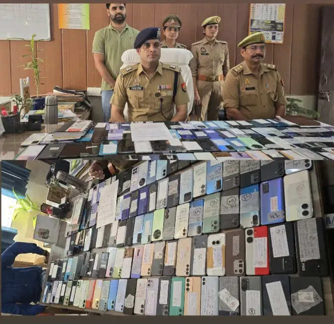 विभिन्न जगहों से लापता 121 मोबाइल फोन बरामद कर पुलिस ने उनके मालिकों को सौंपा