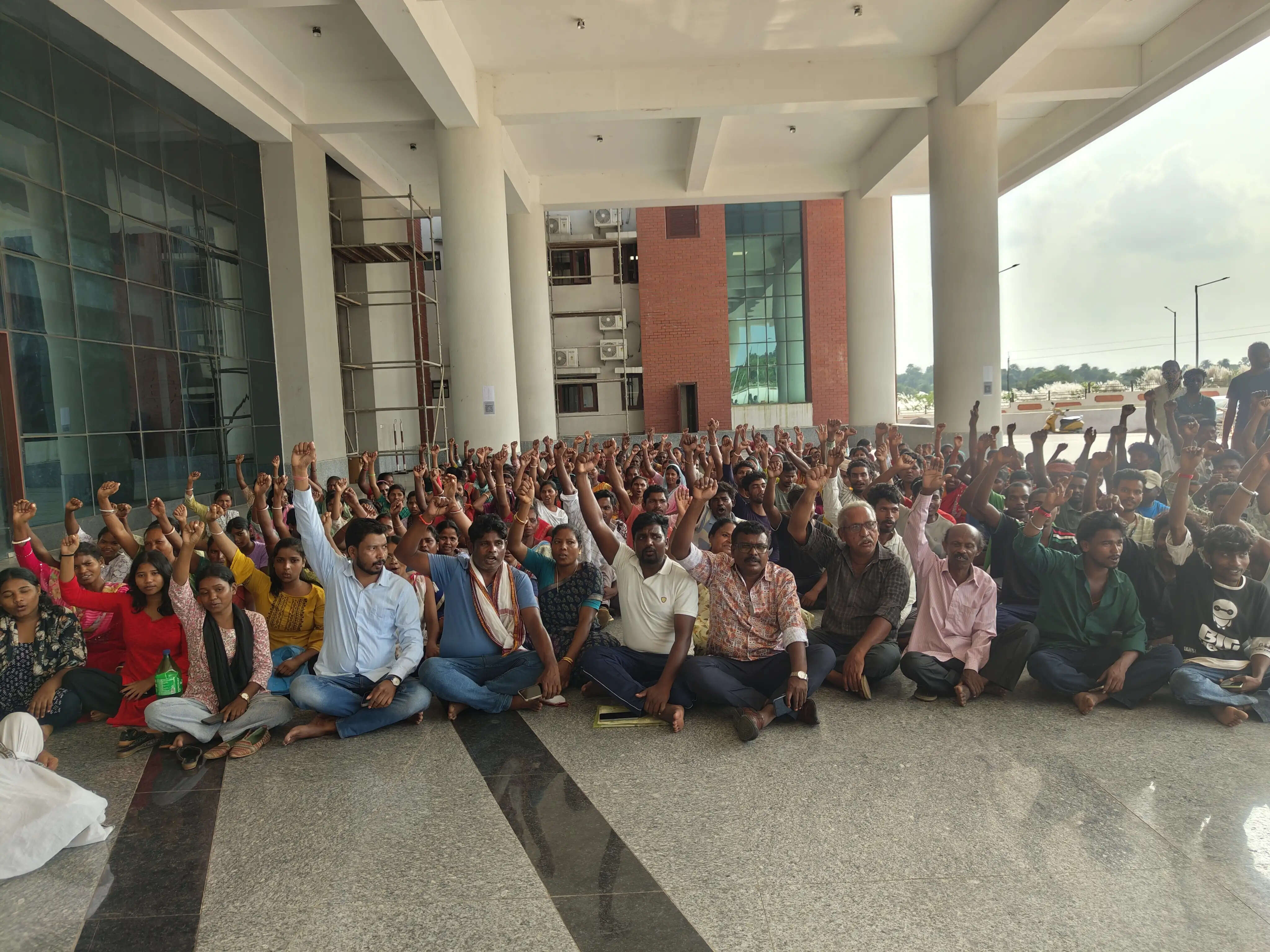 नौकरी की मांग को लेकर छात्र समन्वय समिति ने दिया धरना