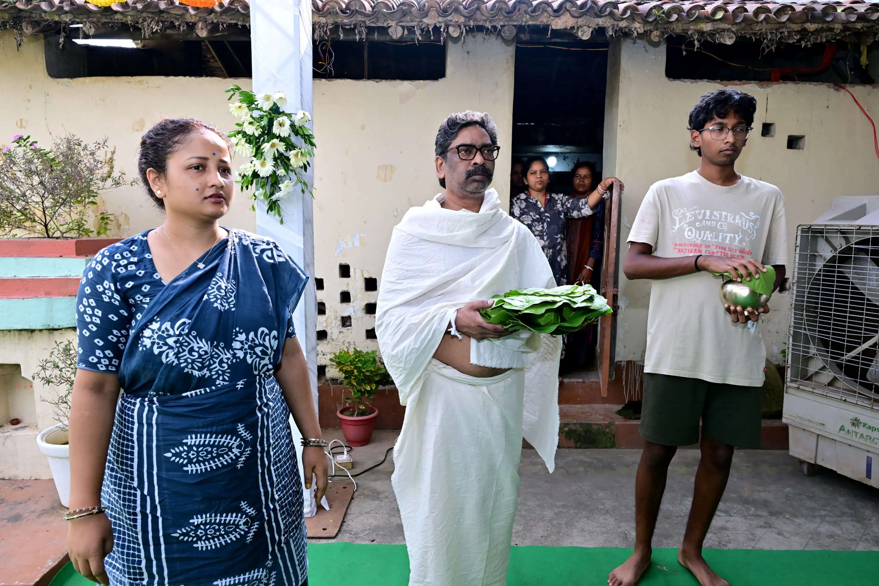 मुख्यमंत्री हेमंत सोरेन ने मां की स्मृति में निभाई पारंपरिक संस्कार रस्म