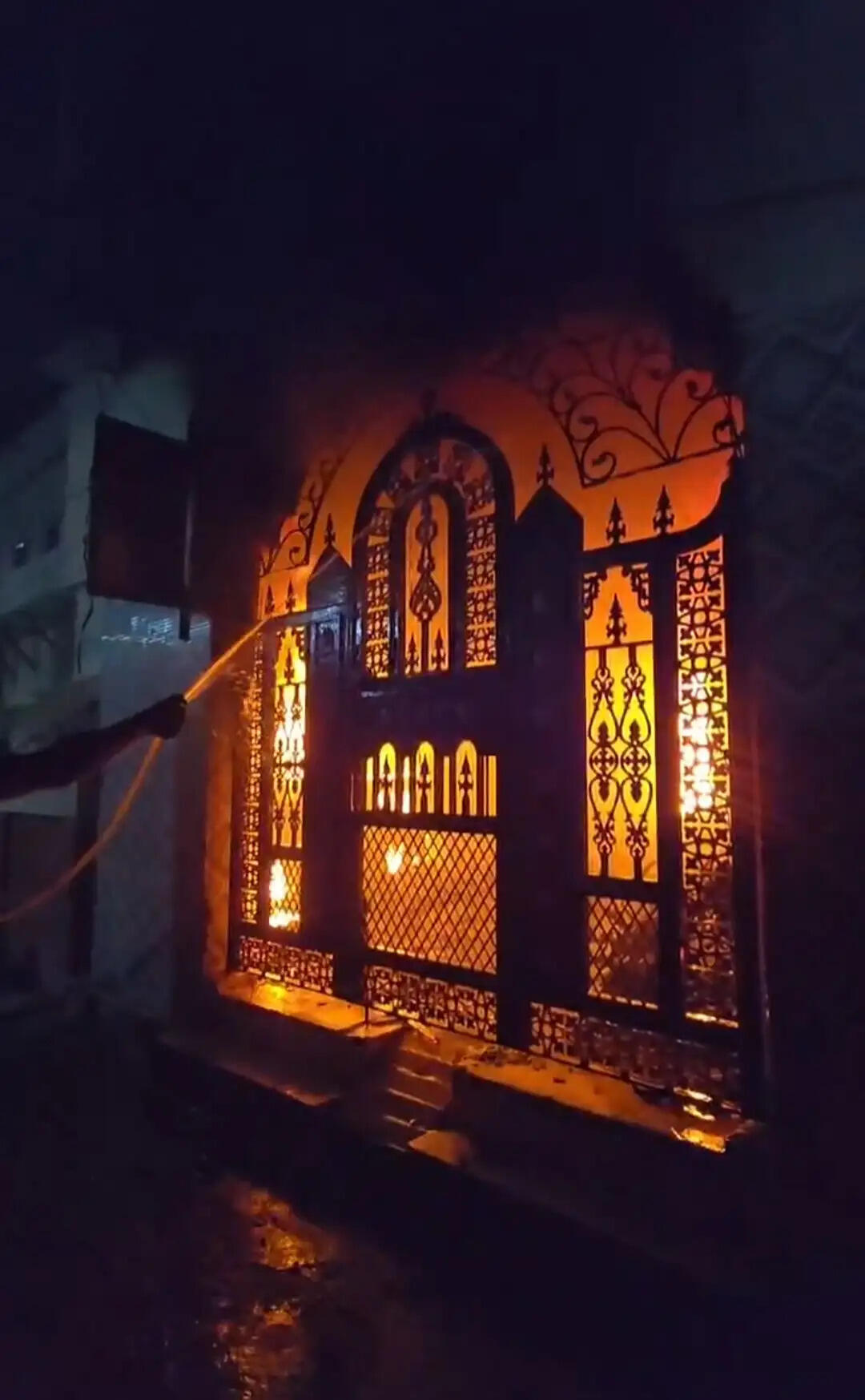 मोहन नगर में शॉर्ट सर्किट से लगी आग महिला समेत तीन झुलसे