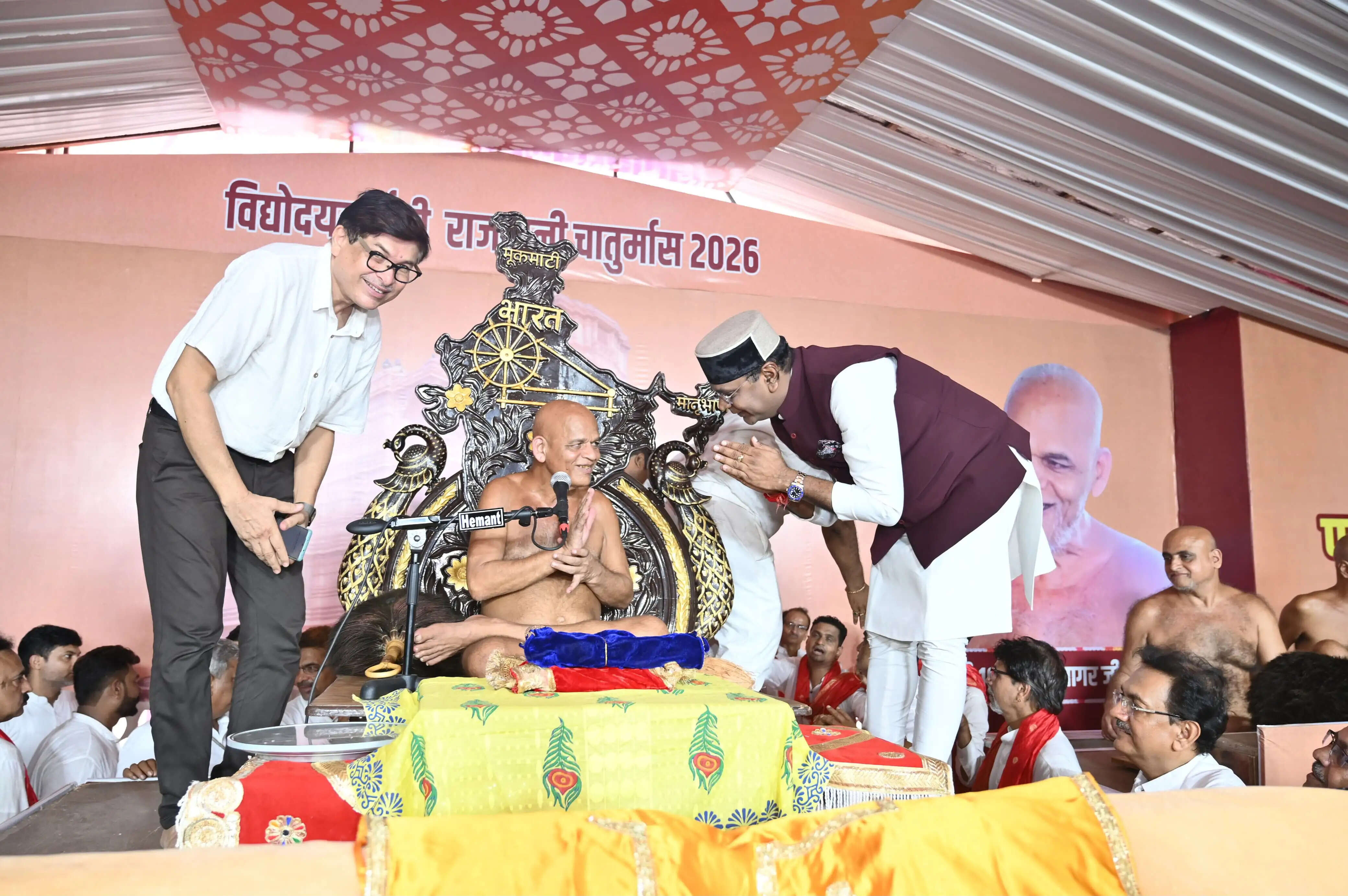 जैन मुनि समय सागर महाराज संसघ के भोपाल आगमन पर मंत्री विश्वास सारंग ने की अगवानी, लिया मंगल आशीर्वाद